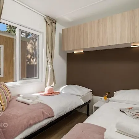 Mobile Homes Rosemary In Camping Strasko Novalja Exterior photo